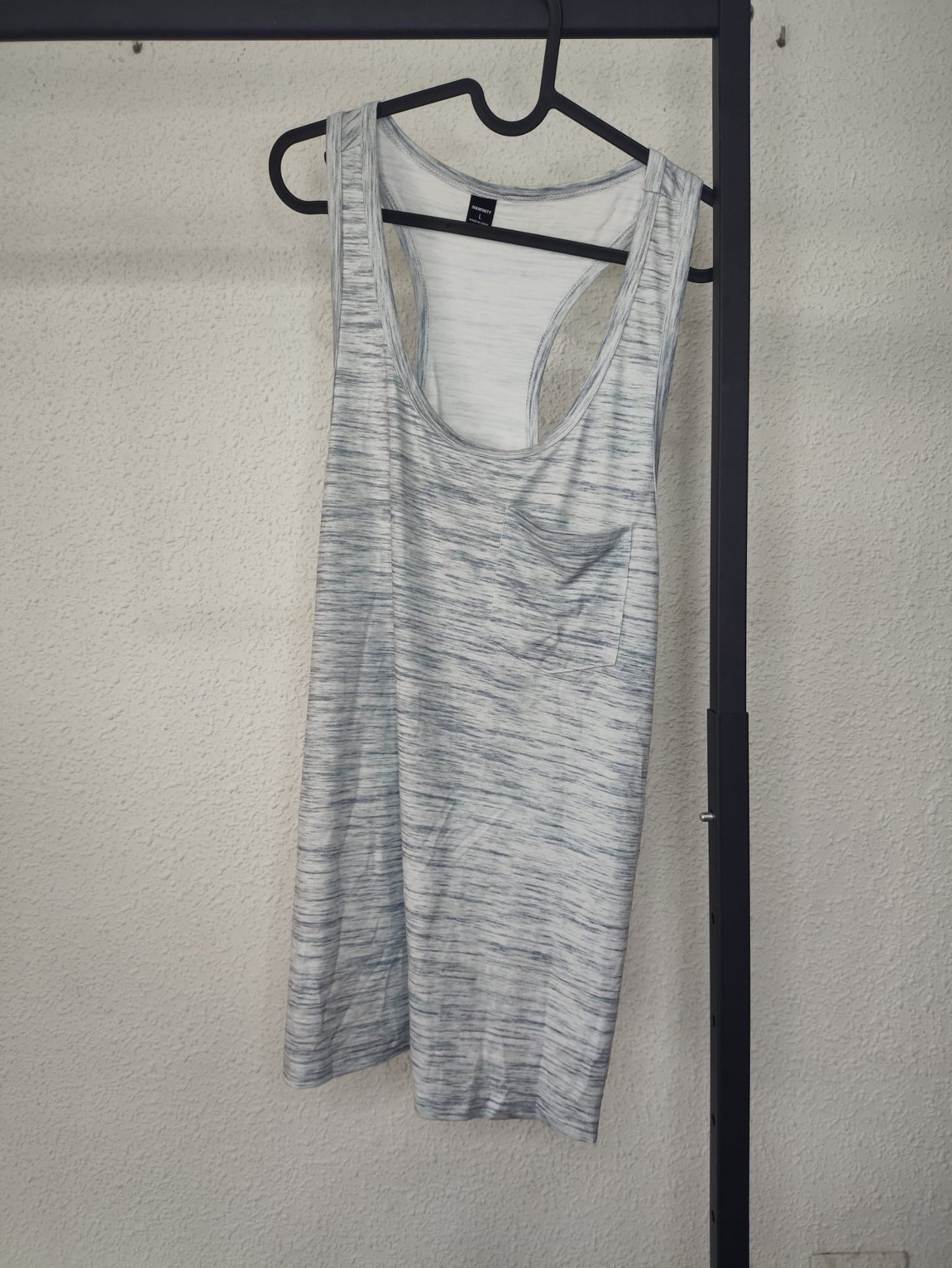 Camiseta Noa deportiva gris - vista en percha