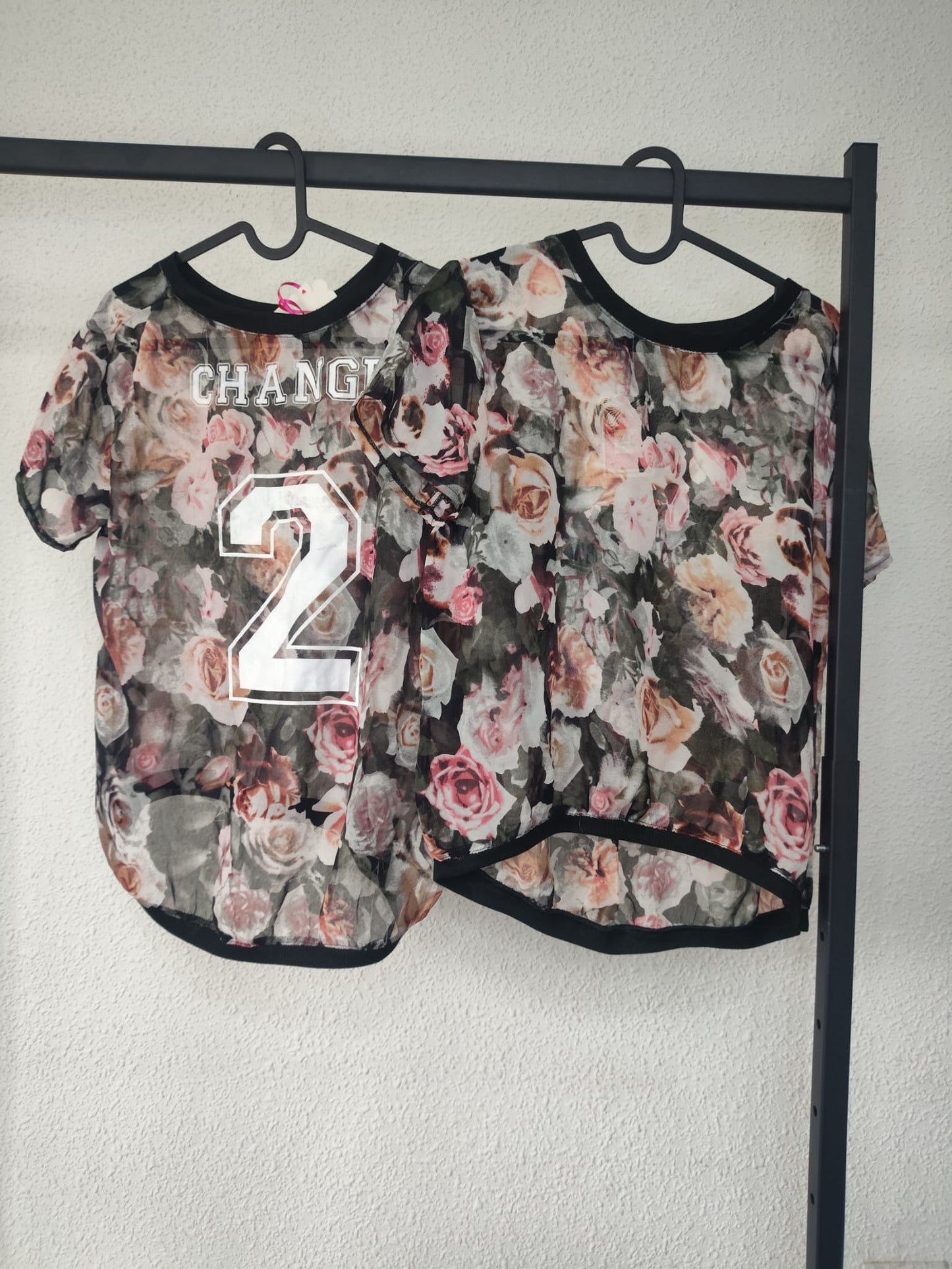 Camiseta Lupe floral - vista colgada frontal