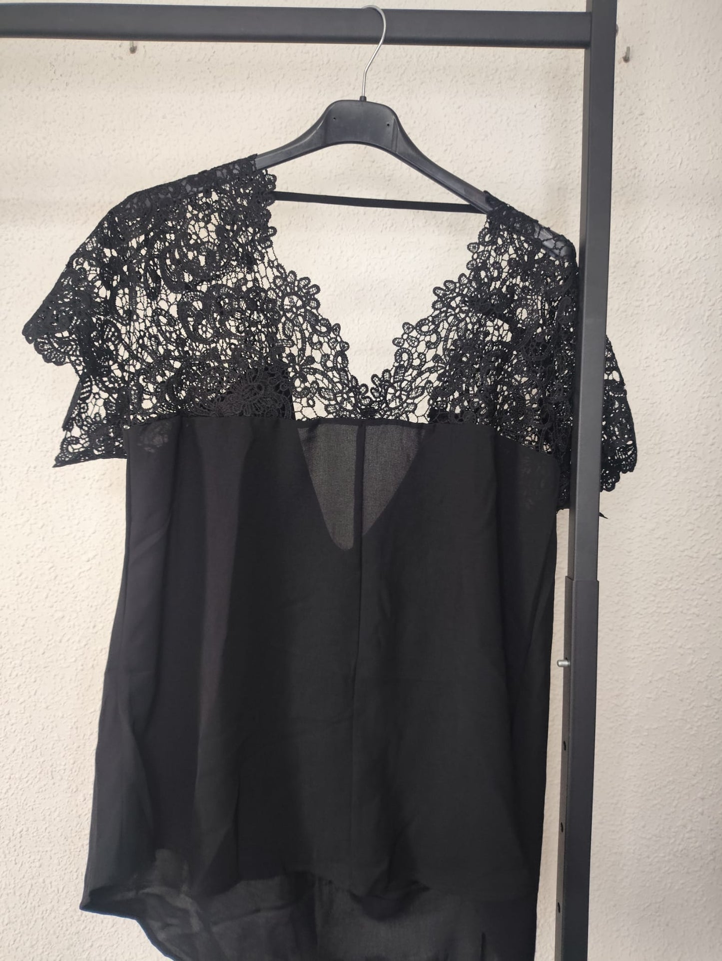 Camiseta Pili negra con encaje - vista colgada