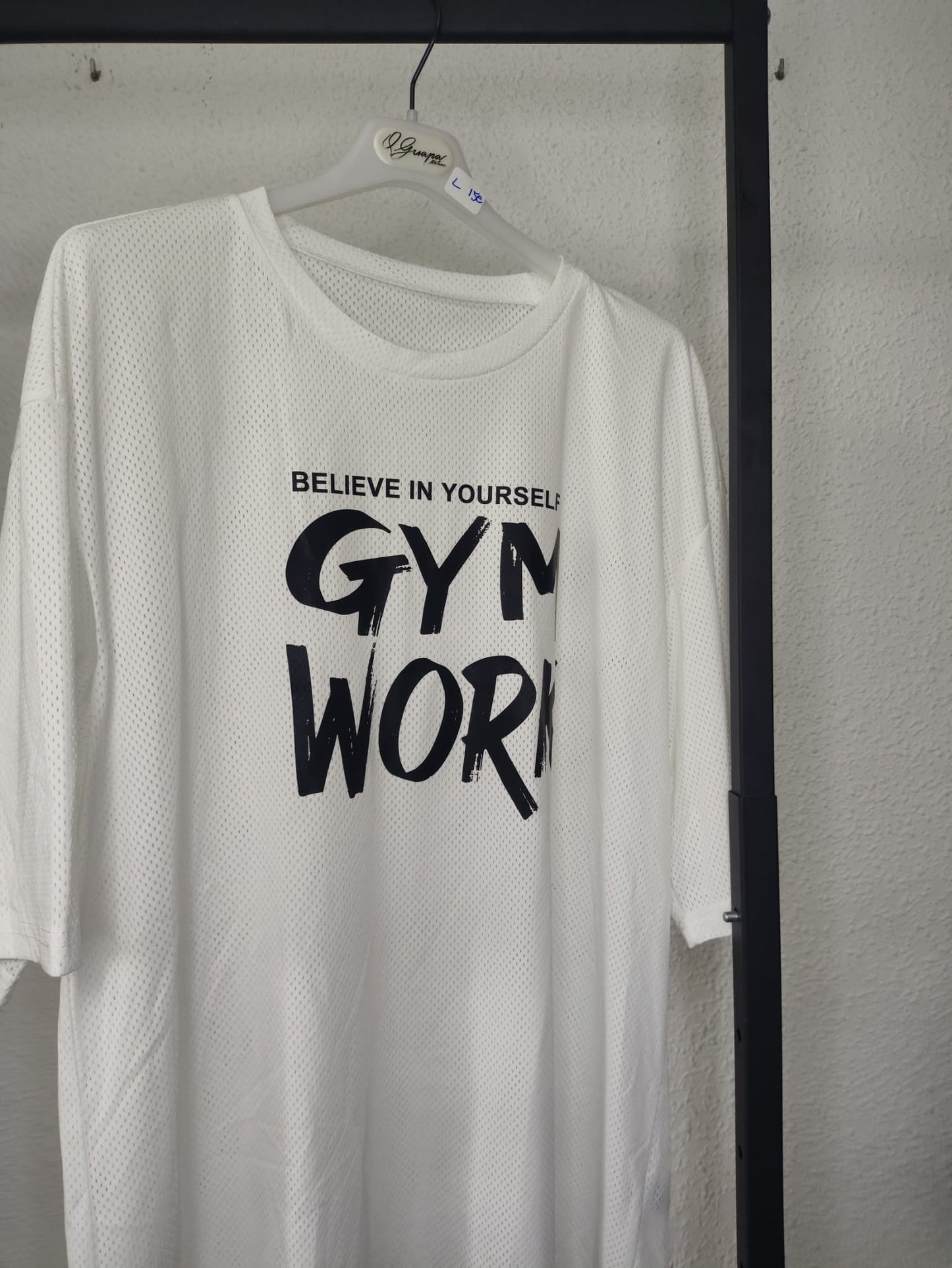Camiseta Gym Work Believe blanca - detalle tejido en percha