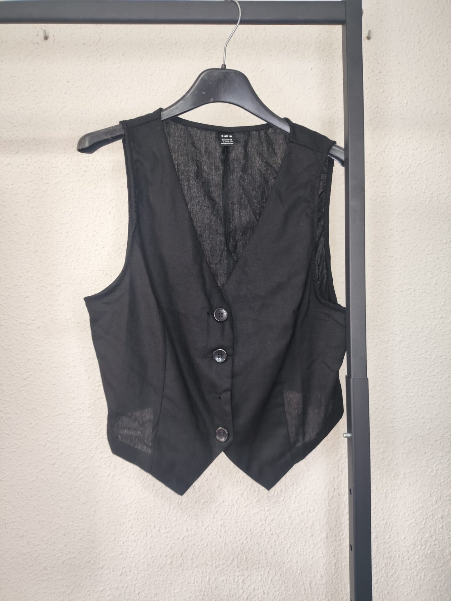 Chaleco Elegante Negro - vista en percha