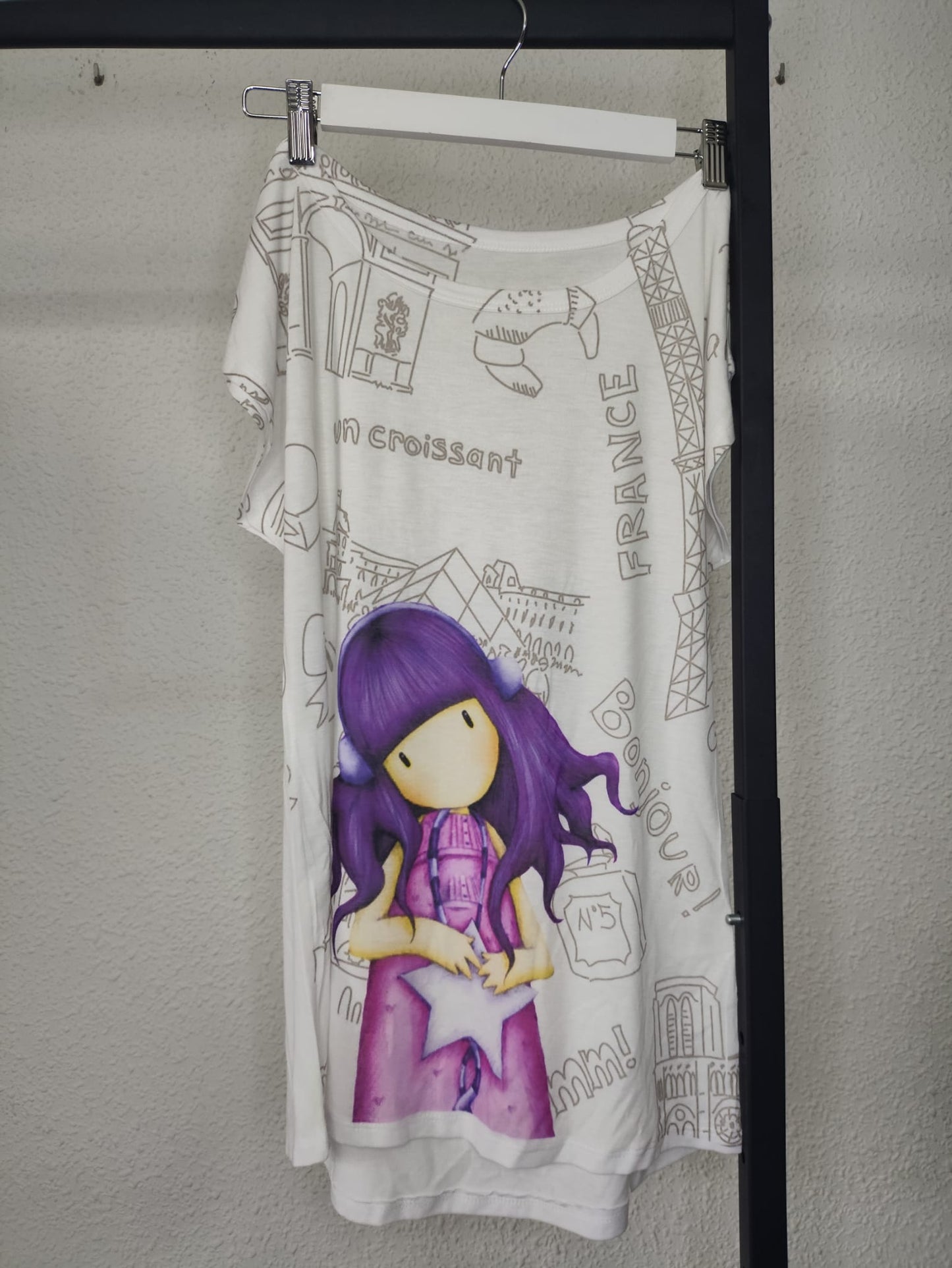 Camiseta Gorjuss París - detalle estampado en percha