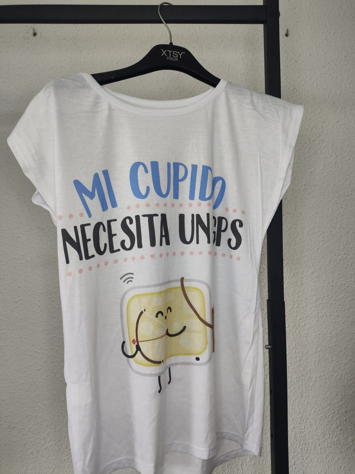 Camiseta Mi Cupido Necesita Ungps - detalle estampado