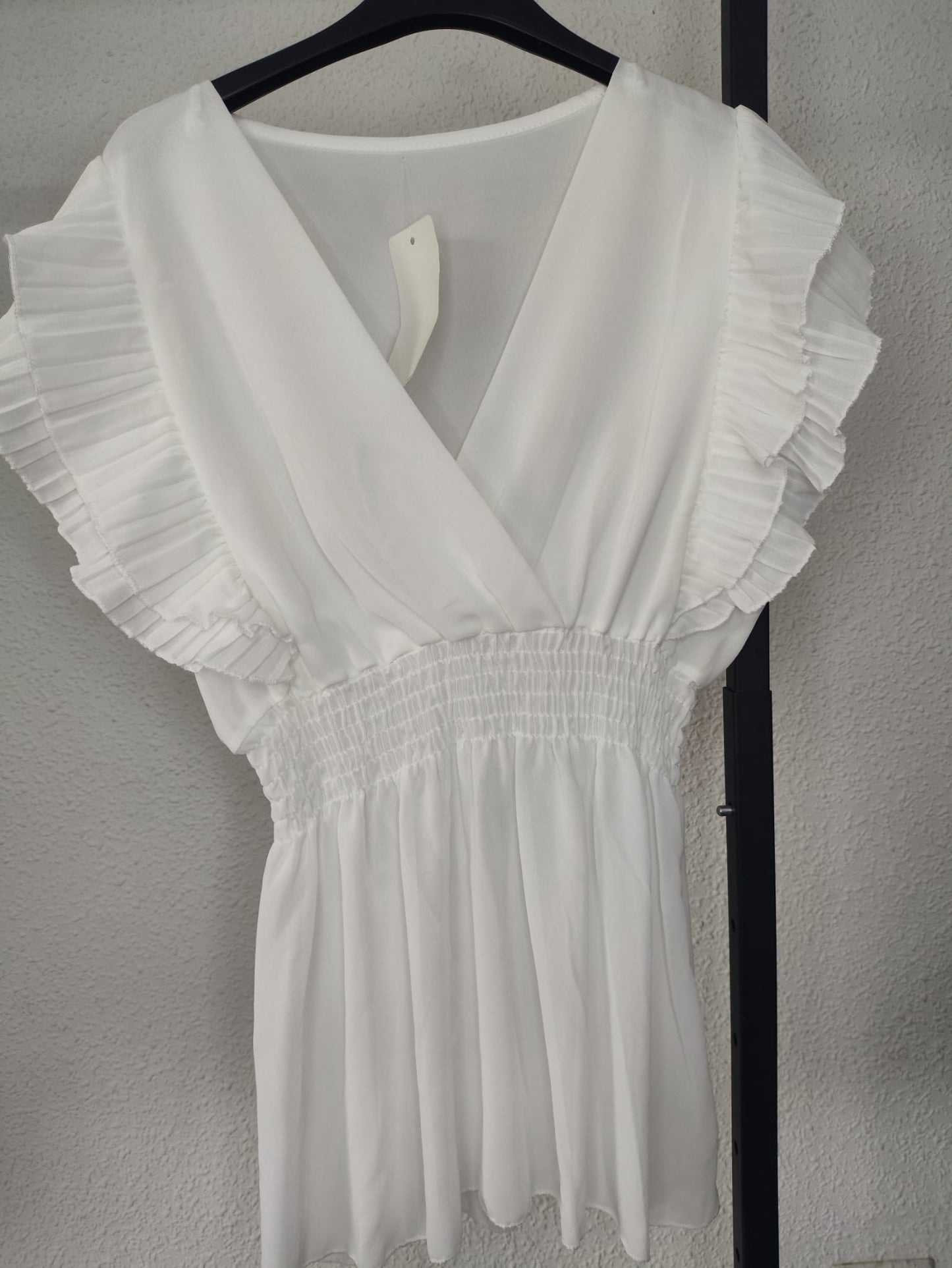 Blusa Sofía Volantes blanca - vista en percha