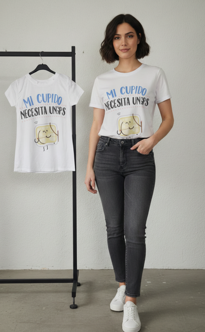 Camiseta Mi Cupido Necesita Ungps - modelo y percha