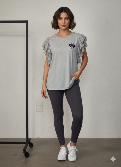 Camiseta Minnie Volantes gris - modelo vista frontal
