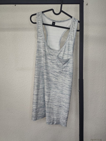 Camiseta Noa deportiva gris - vista en percha