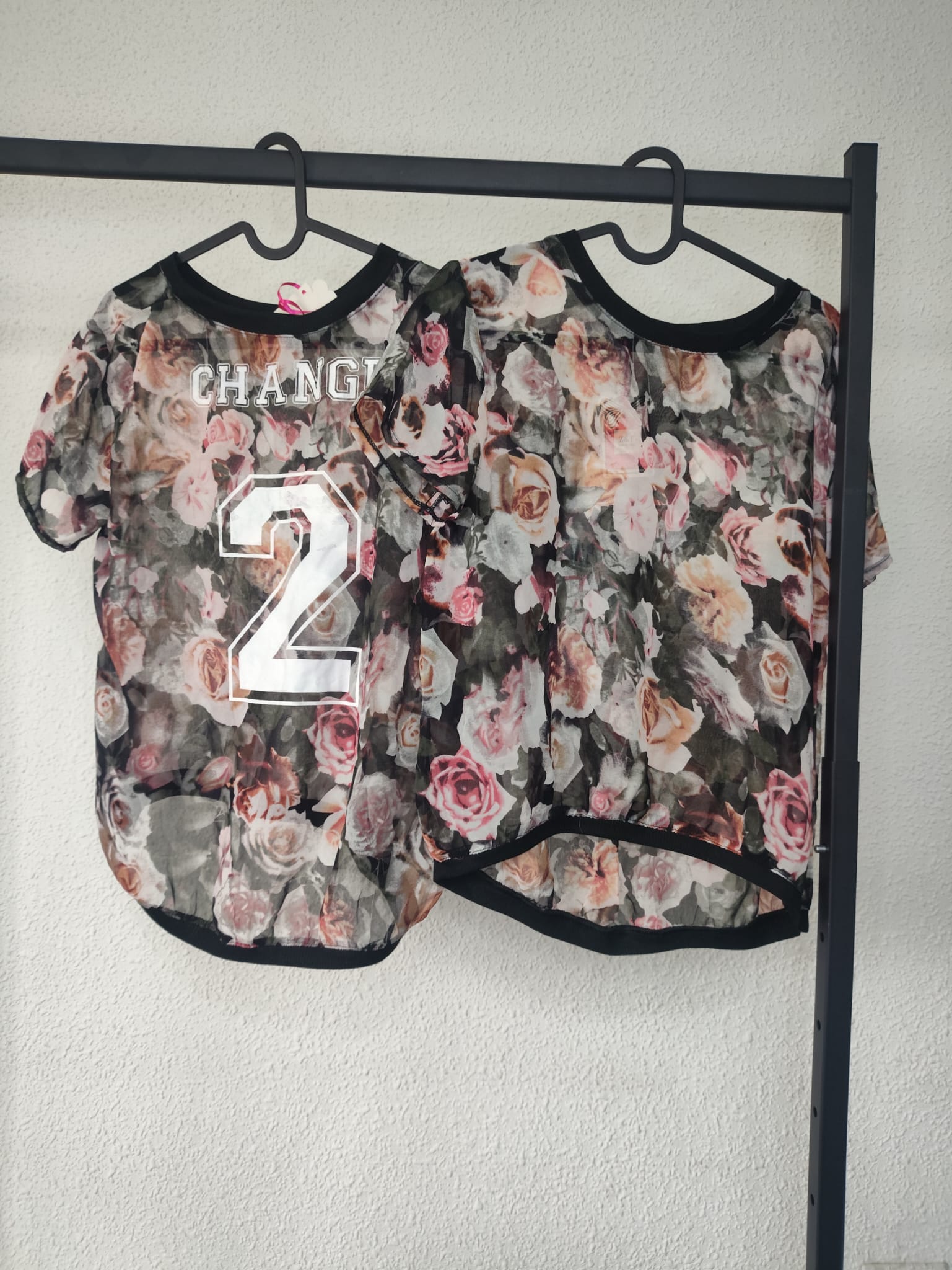 Camiseta Lupe floral - vista colgada frontal