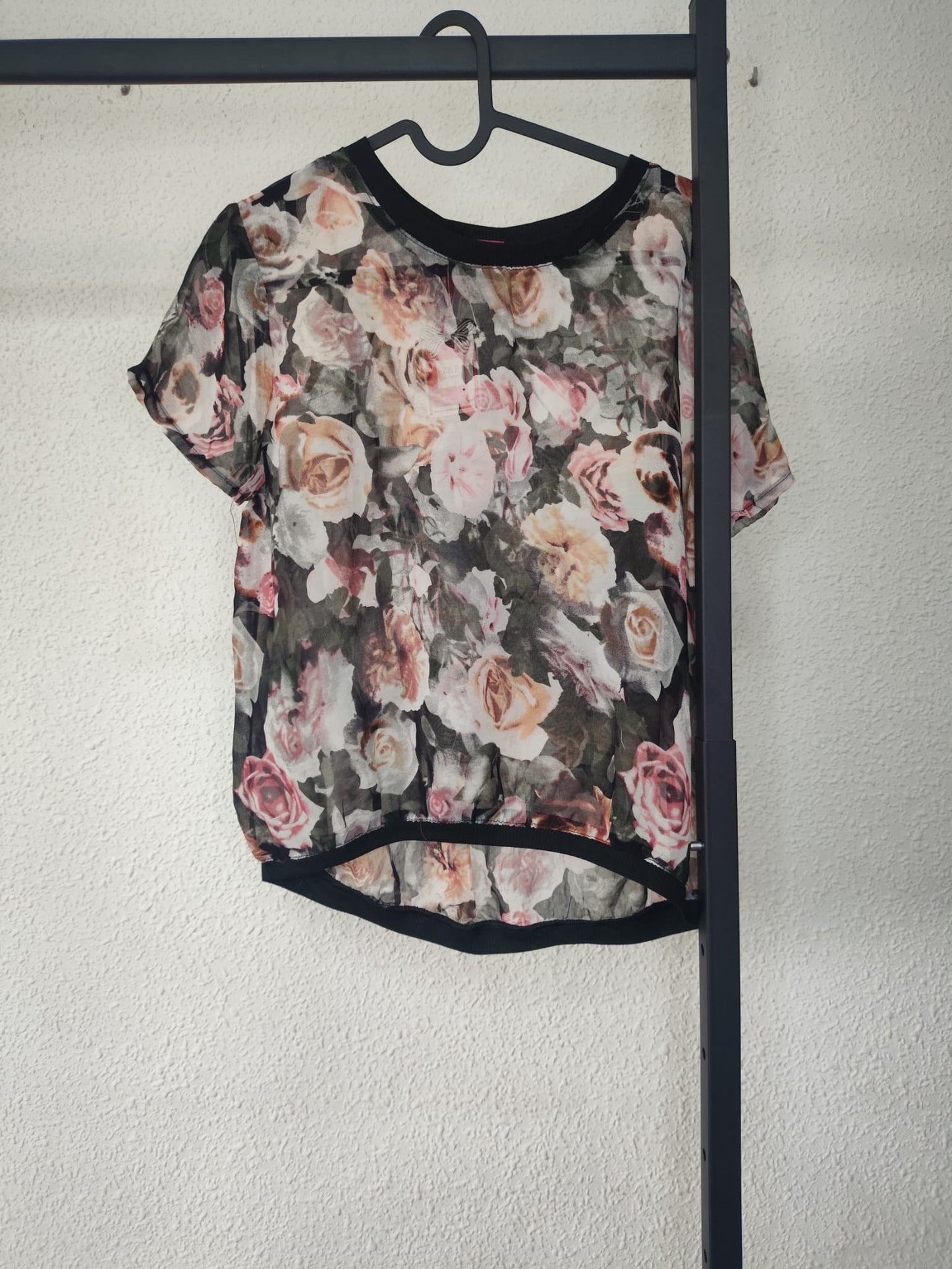 Camiseta Lupe floral - vista colgada frontal con número 2