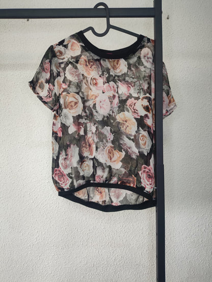 Camiseta Lupe floral - vista colgada frontal con número 2