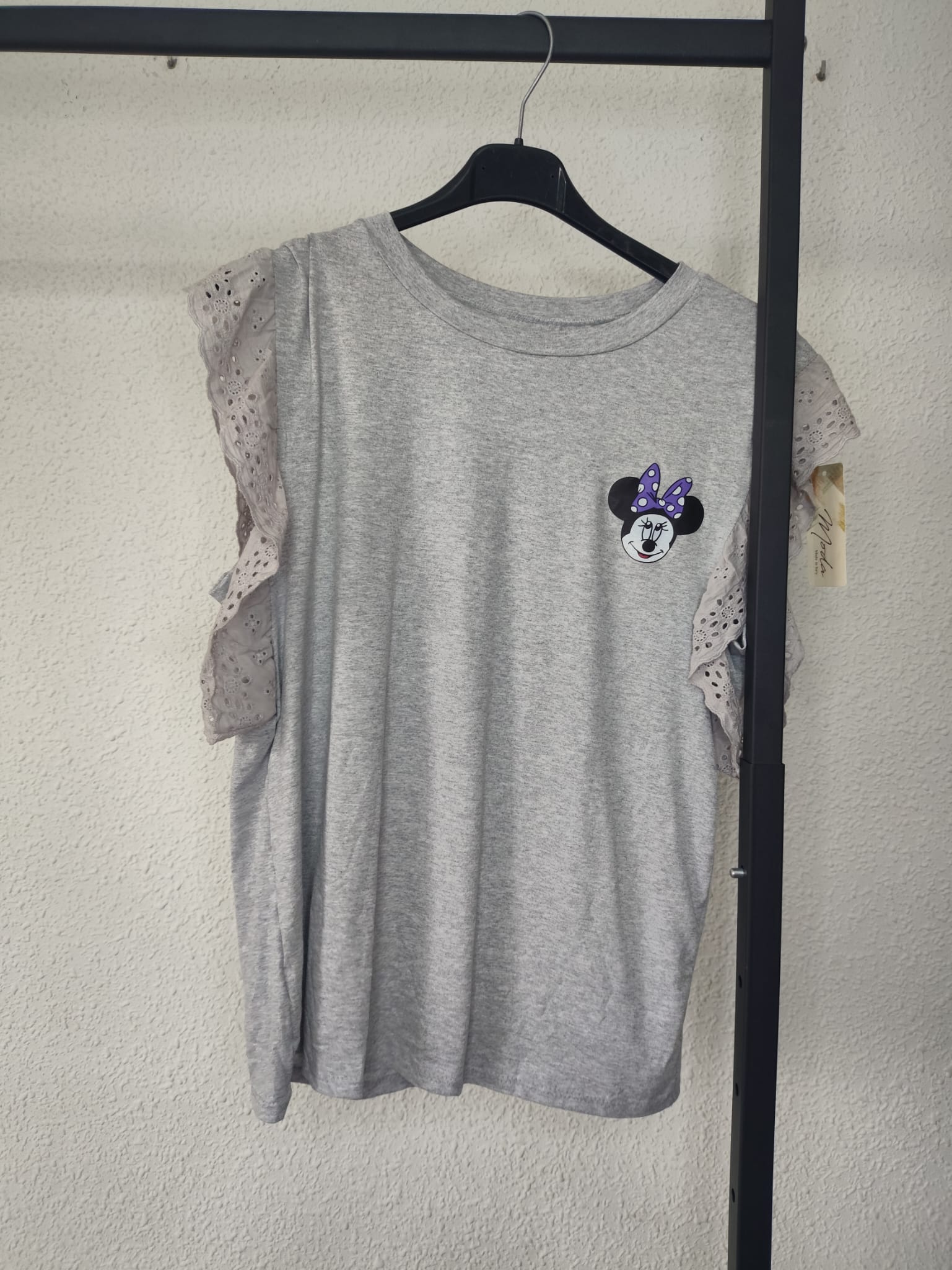 Camiseta Minnie Volantes gris - vista en percha