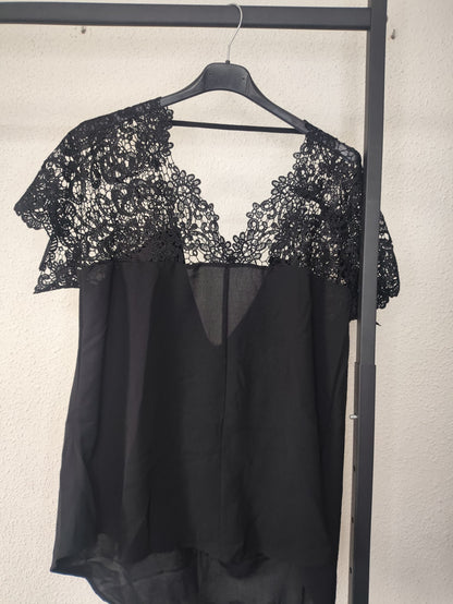 Camiseta Pili negra con encaje - vista colgada