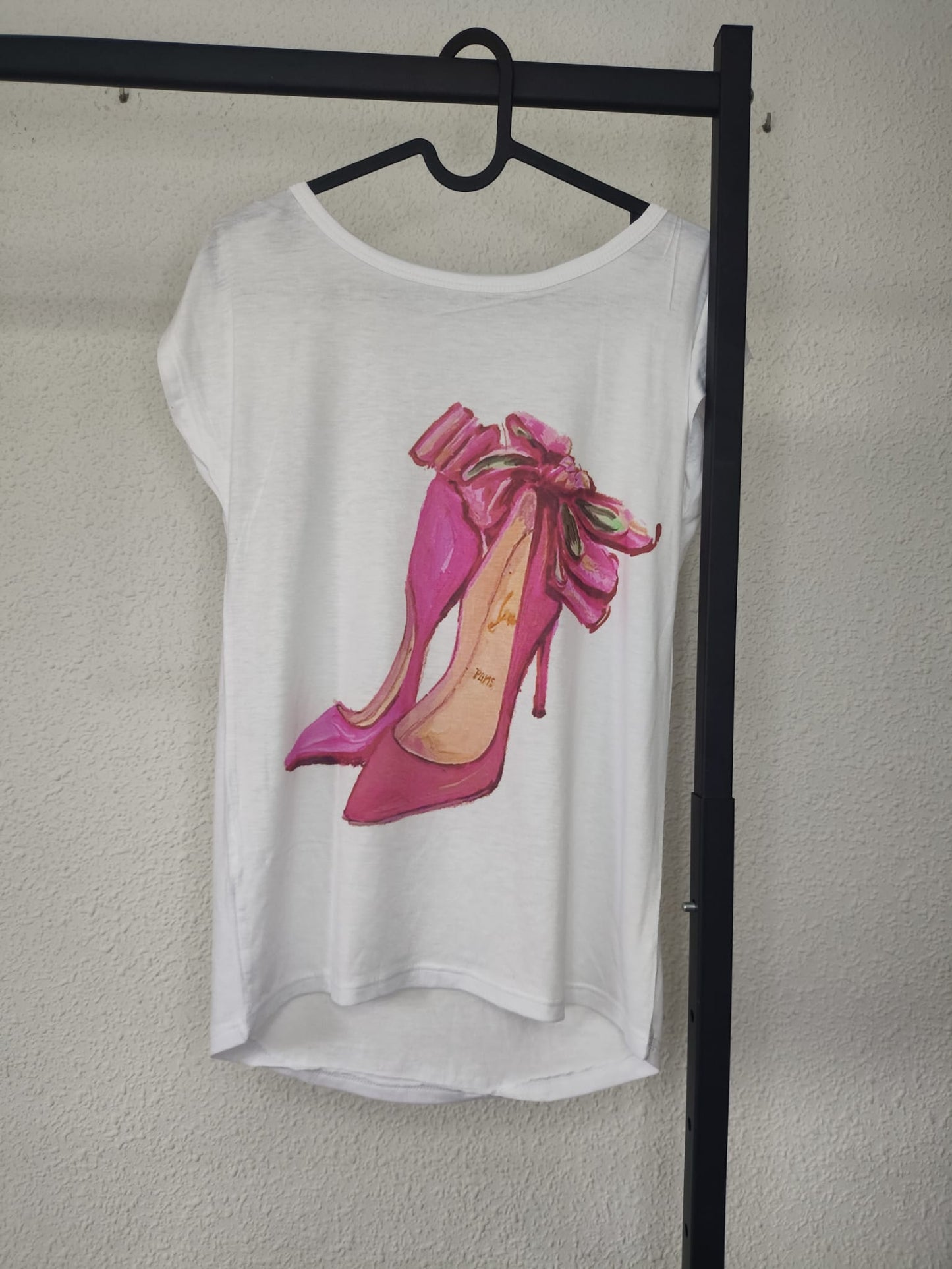 Camiseta Dona blanca con estampado de tacón rosa