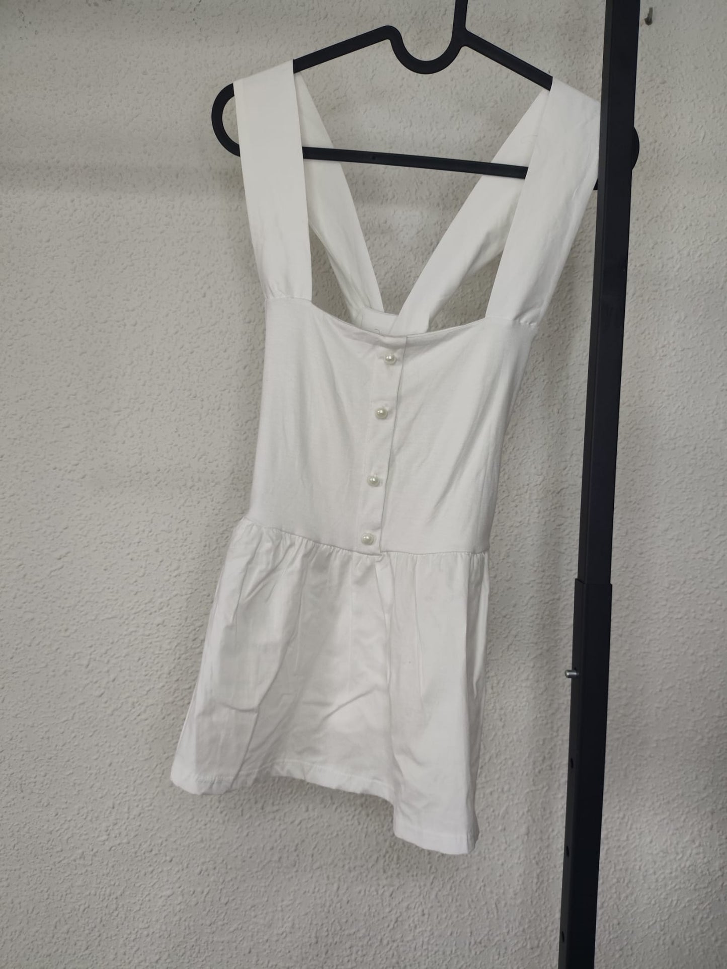 Top Perla Peplum blanco - vista en percha