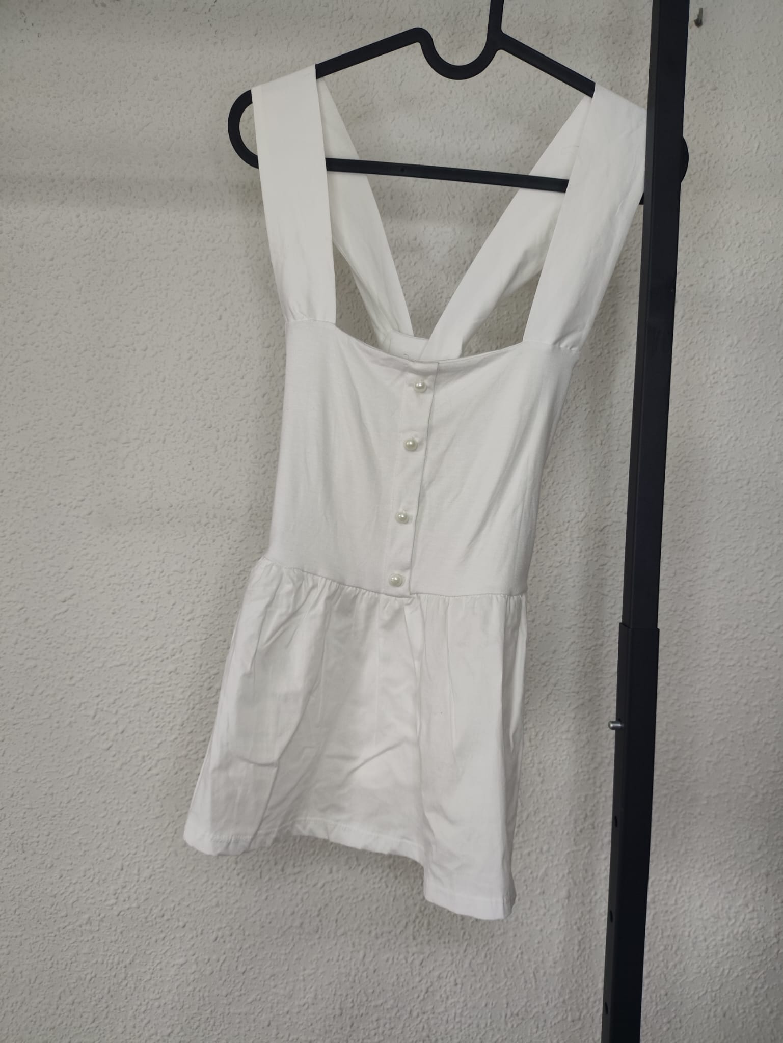 Top Perla Peplum blanco - vista en percha