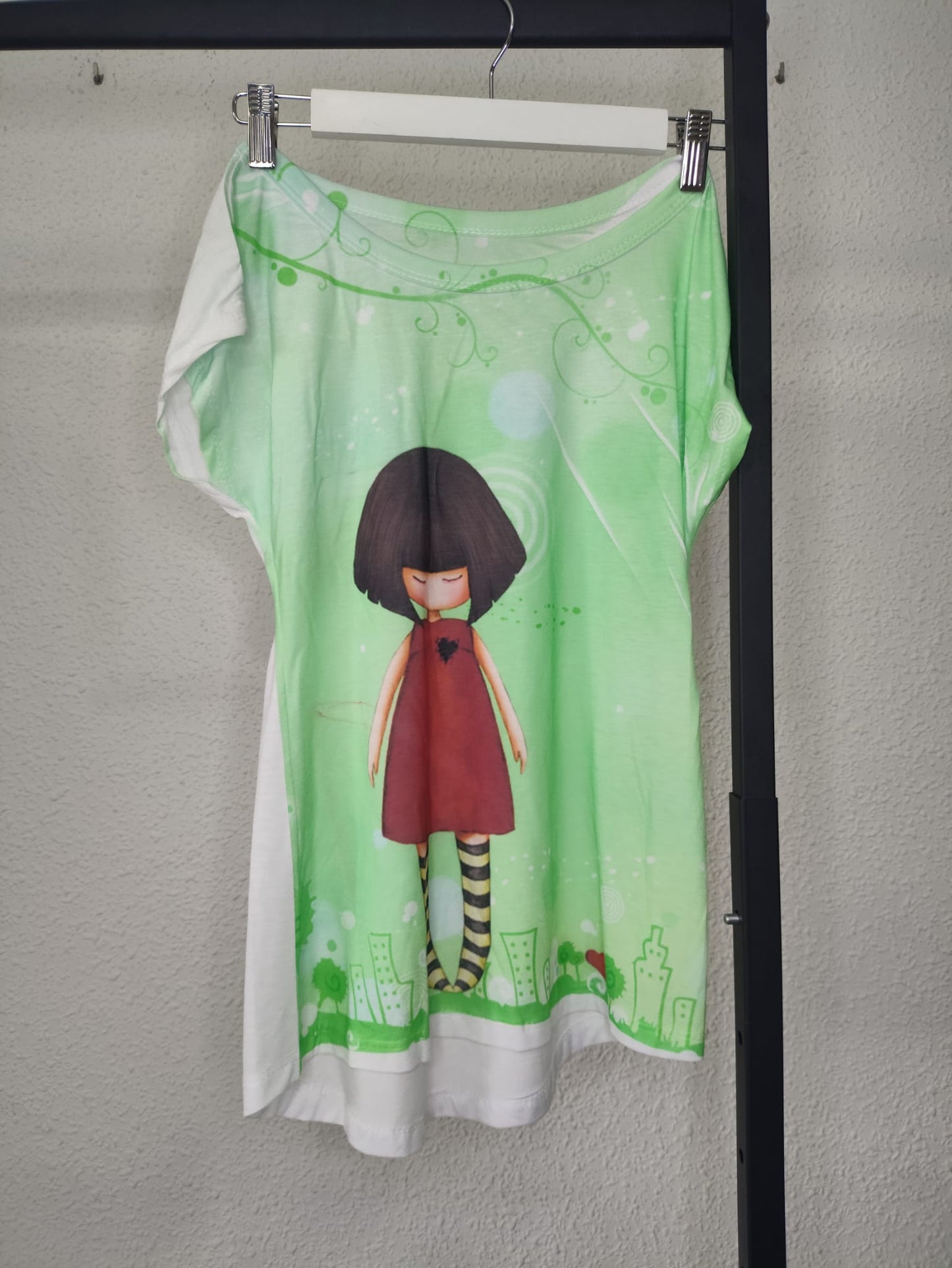 Camiseta Gorjuss Green - vista en percha