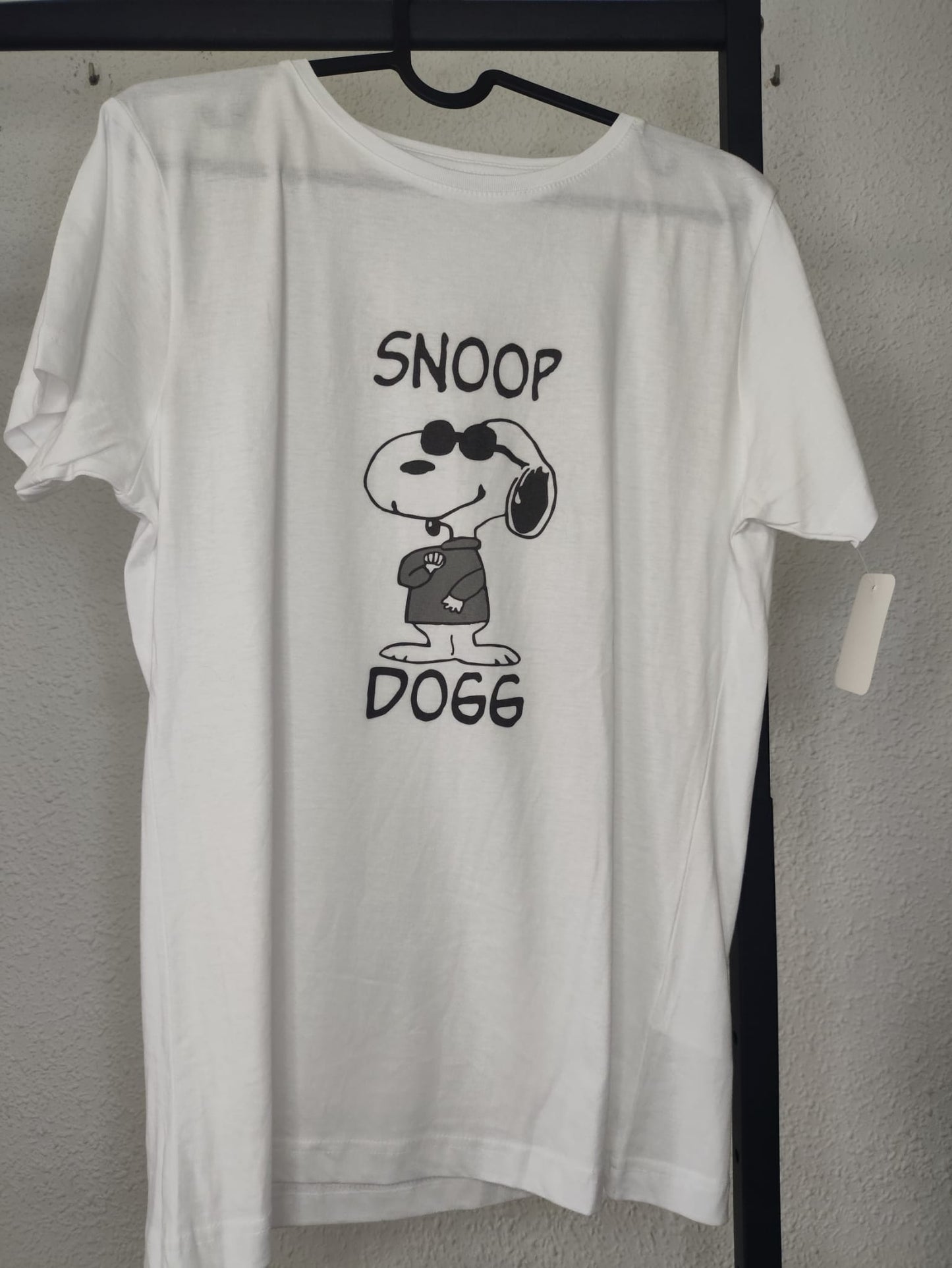 Camiseta Snoop Dogg blanca - vista en percha