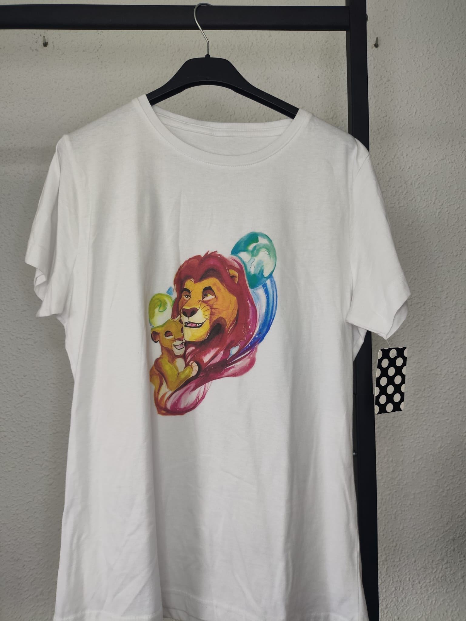 Camiseta Rey León Acuarela - detalle estampado en percha