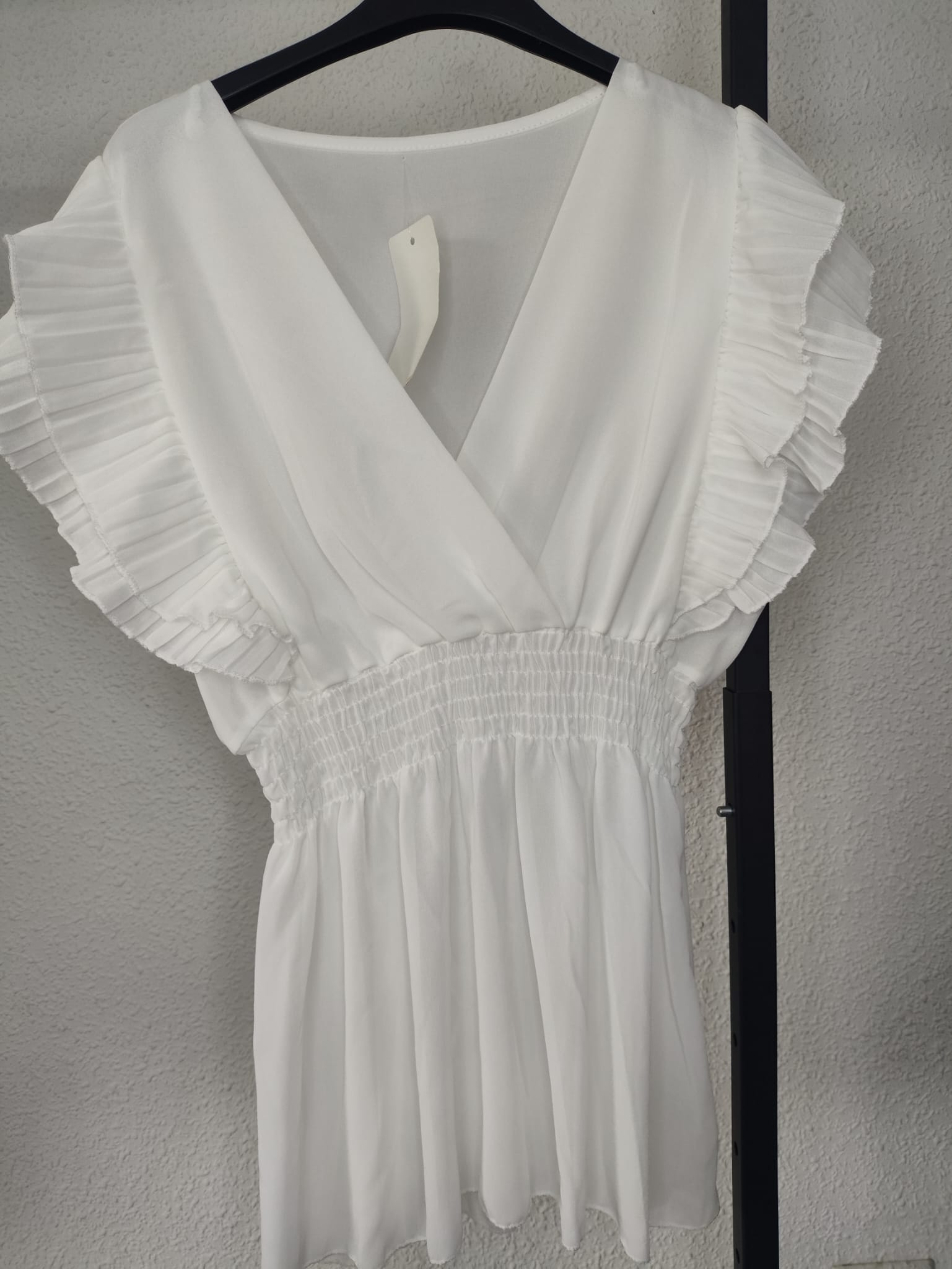 Blusa Sofía Volantes blanca - vista en percha