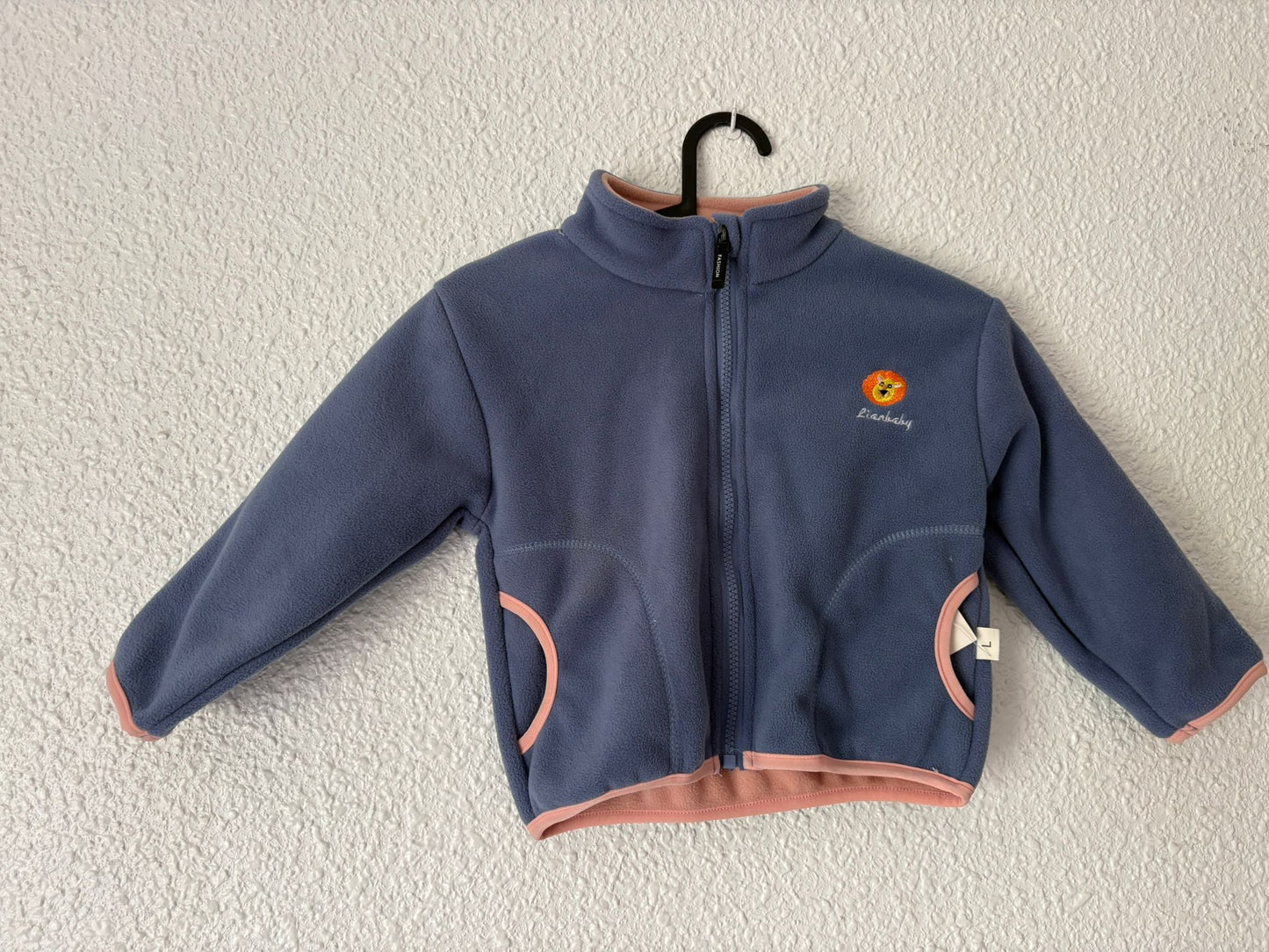 Chaqueta Polar Niña León Azul - vista en percha